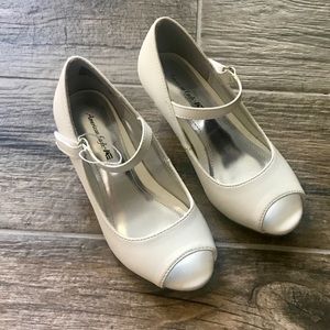 New without tags- little girl shoe 11.5